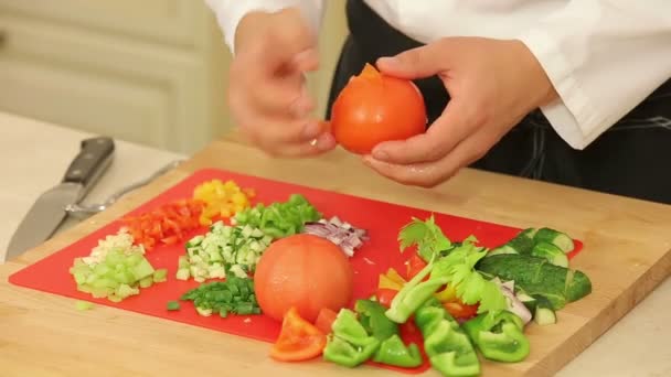 Descascamento de tomates brancos — Vídeo de Stock