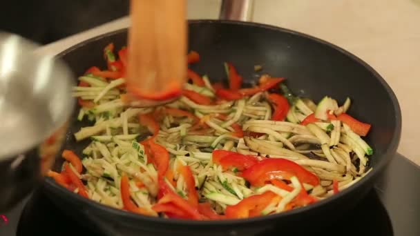 Stewing grönsaker i en wok — Stockvideo