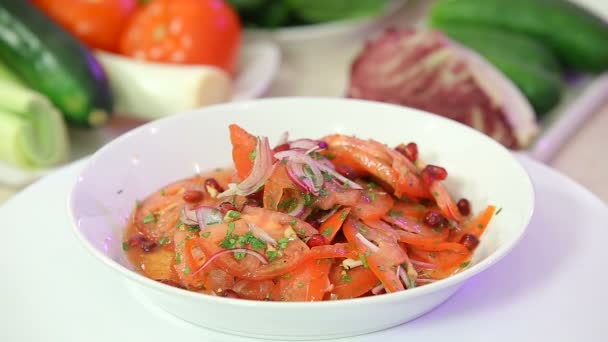 Ensalada fresca y saludable con tomates y cebollas — Vídeos de Stock