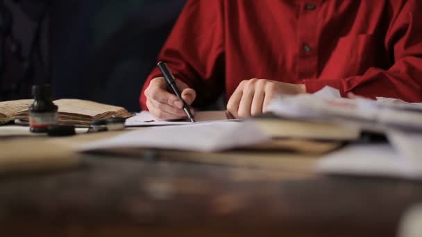 Artista está escribiendo una carta — Vídeos de Stock