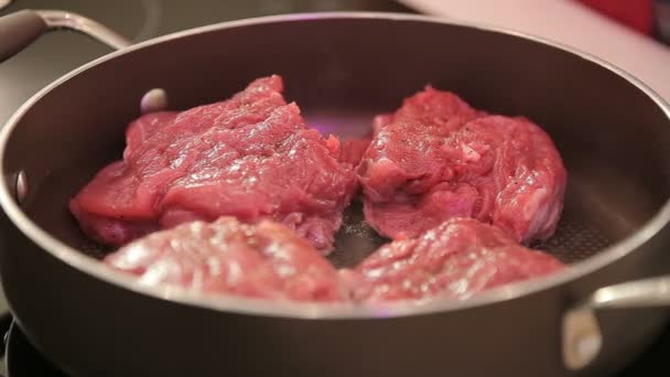 Steak de boeuf frit dans une poêle — Video