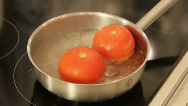 Blanqueando tomates en un estofado — Vídeo de stock