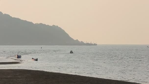 안개 낀 열 대 바다 배 및 어 부 실루엣 — 비디오