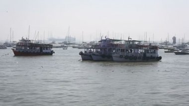 Turist ve balıkçı tekneleri liman tarafından