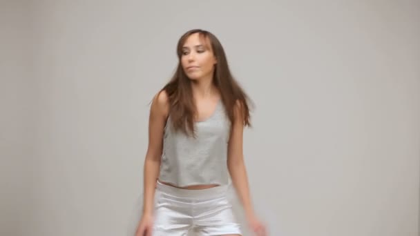 Молодая танцующая девушка — стоковое видео