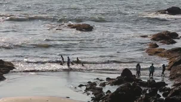 Pessoas se divertindo na praia — Vídeo de Stock