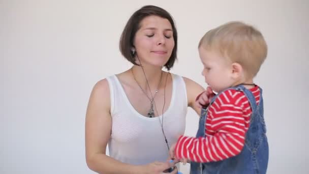 Jovem mãe e filho criança dançando e brincando — Vídeo de Stock