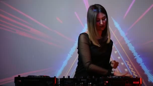 DJ meisje op dekken in de club — Stockvideo