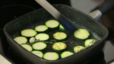 Taze kabak siyah tavada ızgara