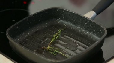Taze domates dilimleri siyah tavada ızgara