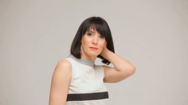 Genç esmer gülümseyen ve dans