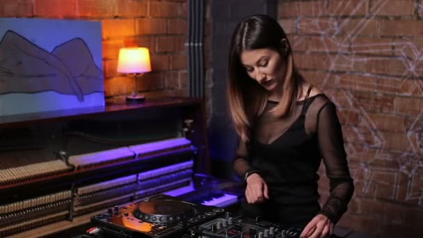 DJ girl on decks at the club — Stock Video