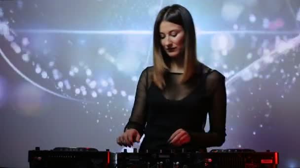 DJ chica en las cubiertas en el club — Vídeos de Stock