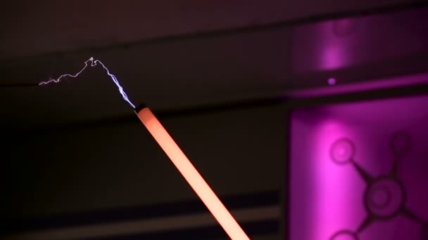 Homme touchant la foudre 