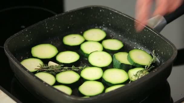 Frische Zucchini in der schwarzen Pfanne grillen — Stockvideo