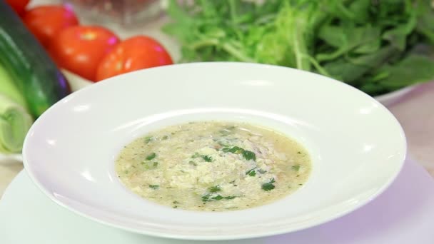 Греческий куриный суп в миске — стоковое видео