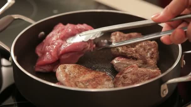 Steak de boeuf frit dans une poêle — Video