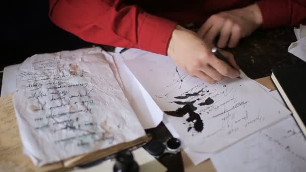 Художник пише листа — стокове відео