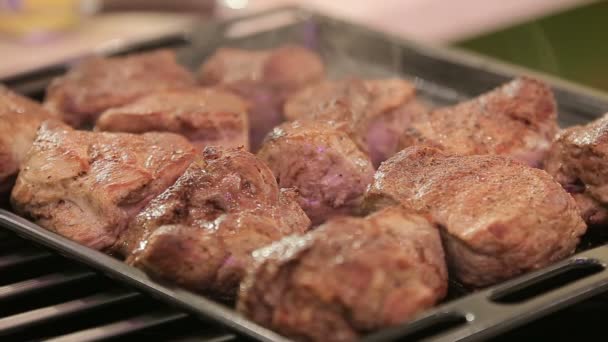 Geräucherte gebratene Steaks in der Pfanne — Stockvideo