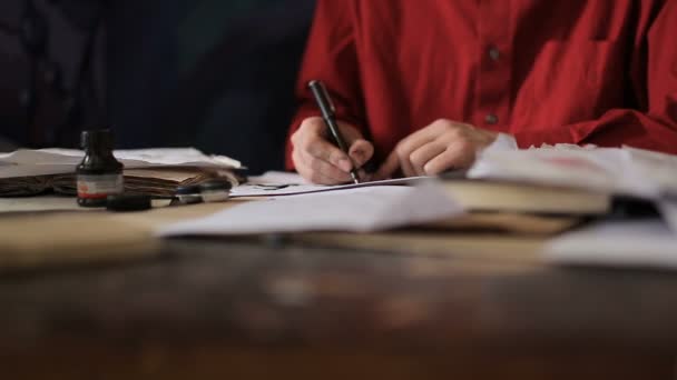 Artista está escrevendo uma carta — Vídeo de Stock