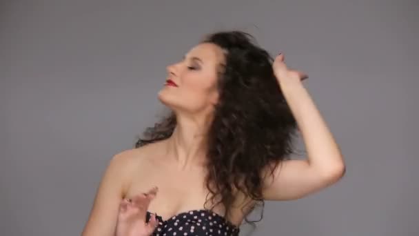 Jong brunette met lange bruine krullend haar dansen — Stockvideo