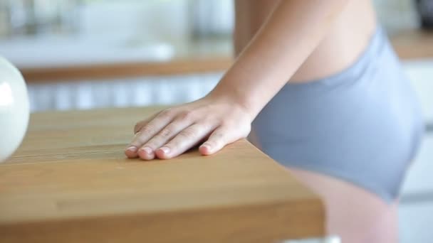 Modelo femenino posando en ropa interior — Vídeos de Stock