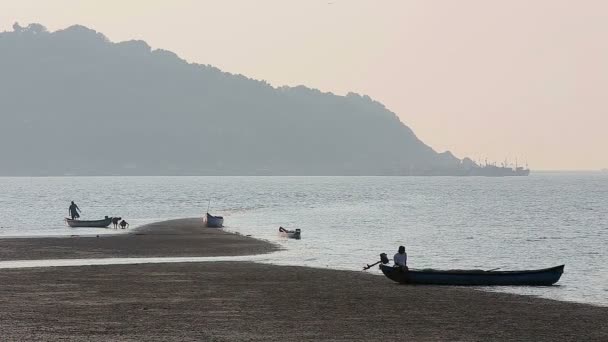 Misty paysage tropical avec des bateaux et des silhouettes de pêcheurs — Video