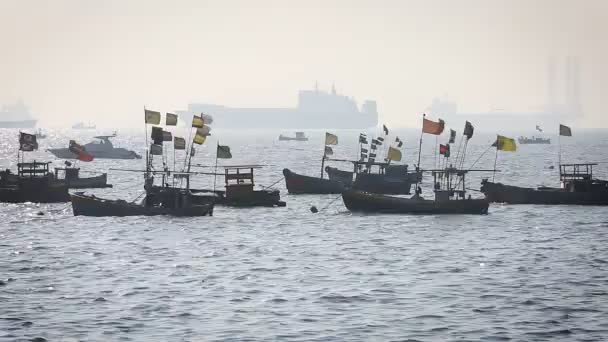 Turystycznych i fisher łodzi przy porcie — Wideo stockowe