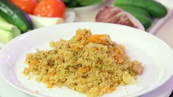 Aziatische pilaf - rijst met vlees en groenten — Stockvideo