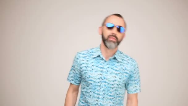 Hombre barbudo adulto en gafas de sol posando — Vídeos de Stock
