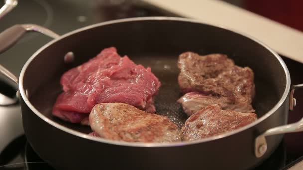 Steak de boeuf frit dans une poêle — Video