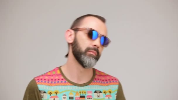 Adult bearded man in sunglasses posing — Stock Video