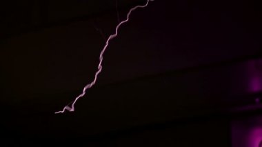 Yüksek gerilim elektrik deşarj oluşturulan