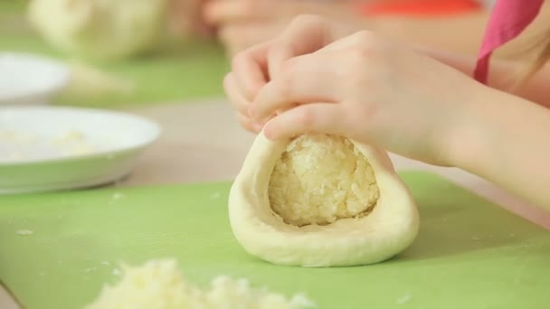 Los niños trabajan con masa — Vídeo de stock