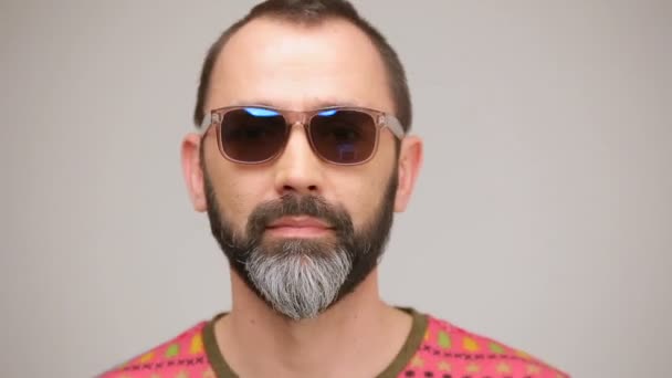 Hombre barbudo adulto en gafas de sol posando — Vídeos de Stock