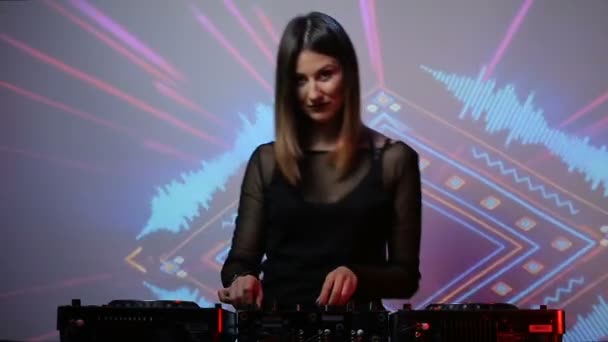 DJ menina em decks no clube — Vídeo de Stock