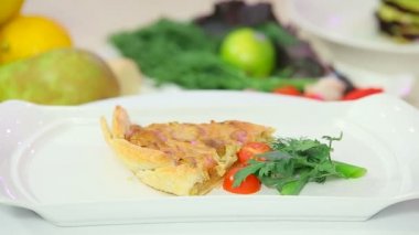 Kiraz domates ile süslenmiş soğan pasta