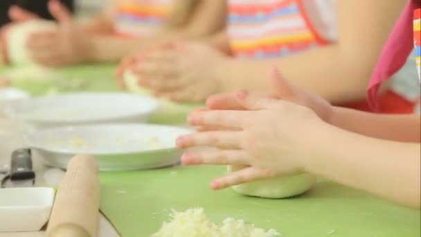 Los niños trabajan con masa — Vídeos de Stock