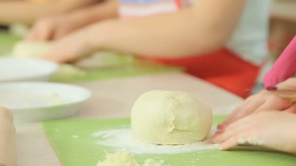 Gyerekek munka a tésztát — Stock videók