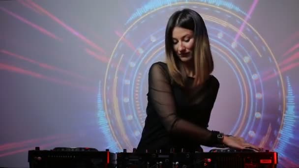 DJ chica en las cubiertas en el club — Vídeo de stock
