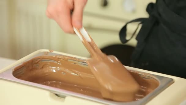 Melk chocolade smelten — Stockvideo