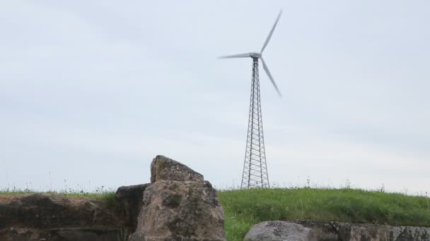 Ruínas e turbinas eólicas no campo — Vídeo de Stock