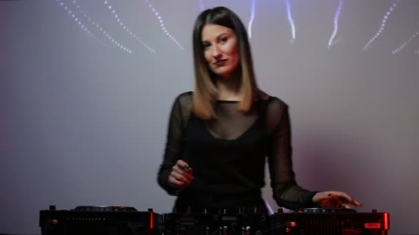 DJ menina em decks no clube — Vídeo de Stock