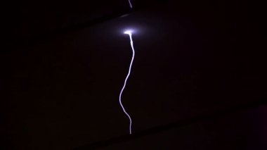 Yüksek gerilim elektrik deşarj oluşturulan