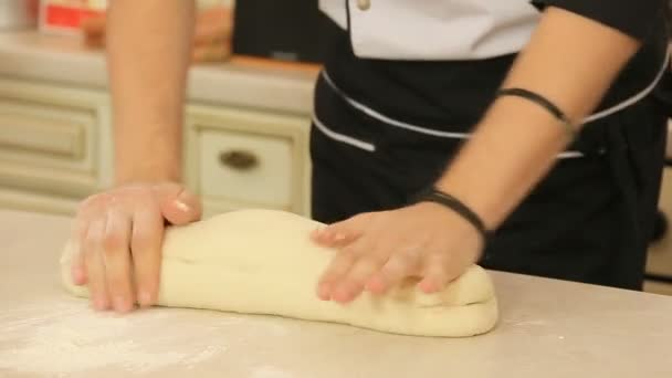 Шеф-кухар замішує тісто — стокове відео