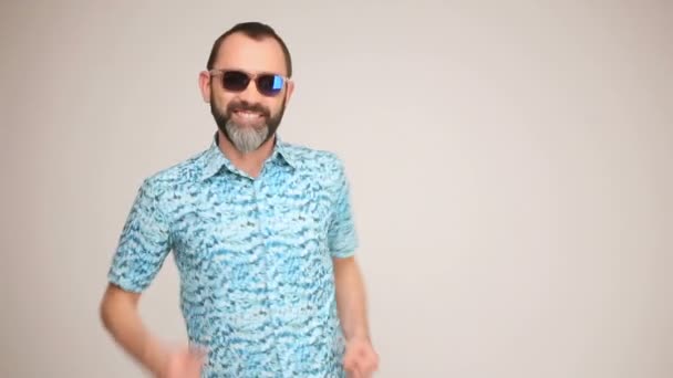 Hombre barbudo adulto en gafas de sol posando — Vídeo de stock