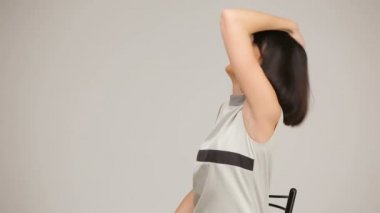 Genç esmer gülümseyen ve dans