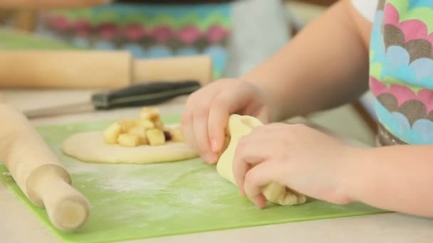 Los niños trabajan con masa — Vídeos de Stock