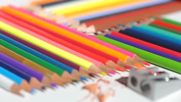 Цветные карандаши и точилка для карандашей — стоковое видео