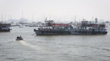 Turist ve balıkçı tekneleri liman tarafından